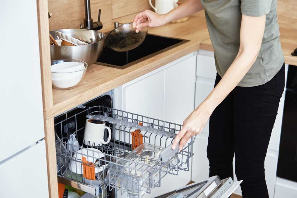 Come risparmiare sulla bolletta: attenzione a frigorifero e lavastoviglie